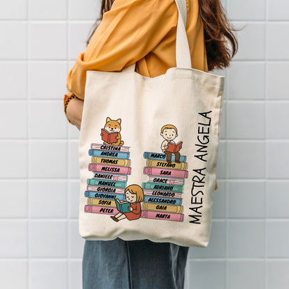Shopper Regalo Maestra Fine Anno – Borsa in Tela Personalizzata con Pile di Libri e Nomi Alunni