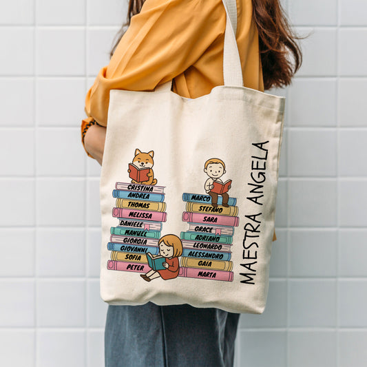 Shopper Regalo Maestra Fine Anno – Borsa in Tela Personalizzata con Pile di Libri e Nomi Alunni