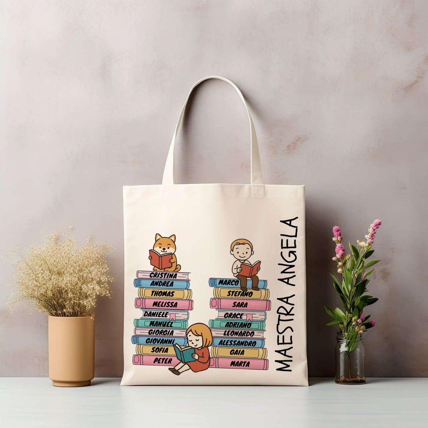 Shopper Regalo Maestra Fine Anno – Borsa in Tela Personalizzata con Pile di Libri e Nomi Alunni