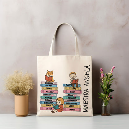 Shopper Regalo Maestra Fine Anno – Borsa in Tela Personalizzata con Pile di Libri e Nomi Alunni